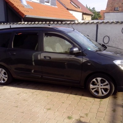 Grauer Lodgy mit schwarzen Scheiben