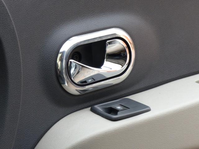 Chromrahmen an Türgriffen