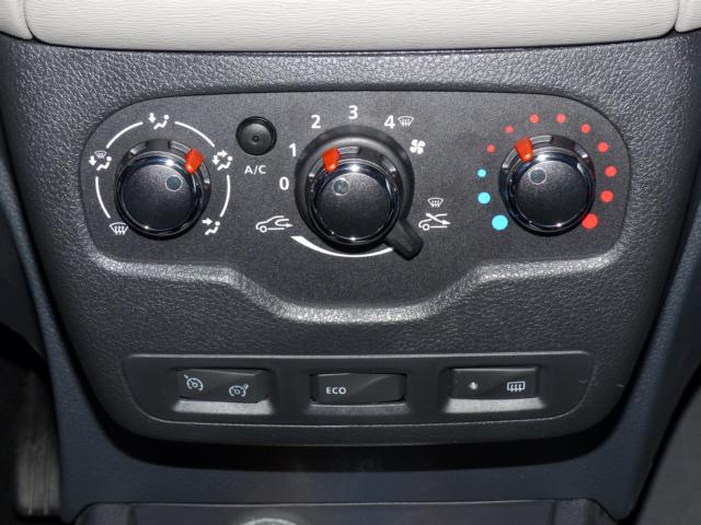 Chromfarbene Klebepunkte auf den Drehreglern