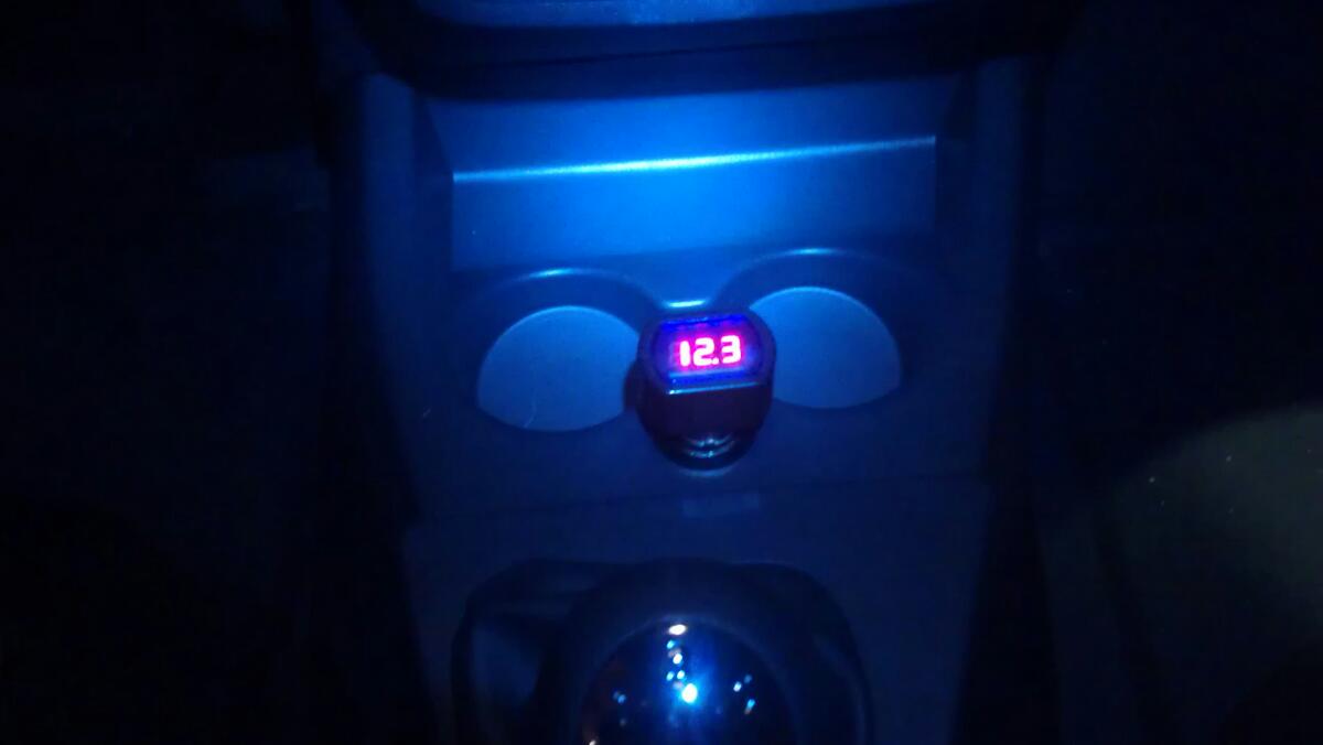 Voltmeter für den 12 V Anschluss