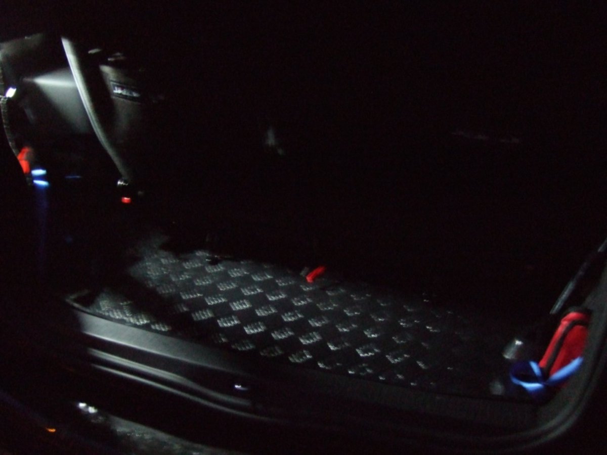 tut_kofferraumbeleuchtung_5_Ausleuchtung_7_Sitze